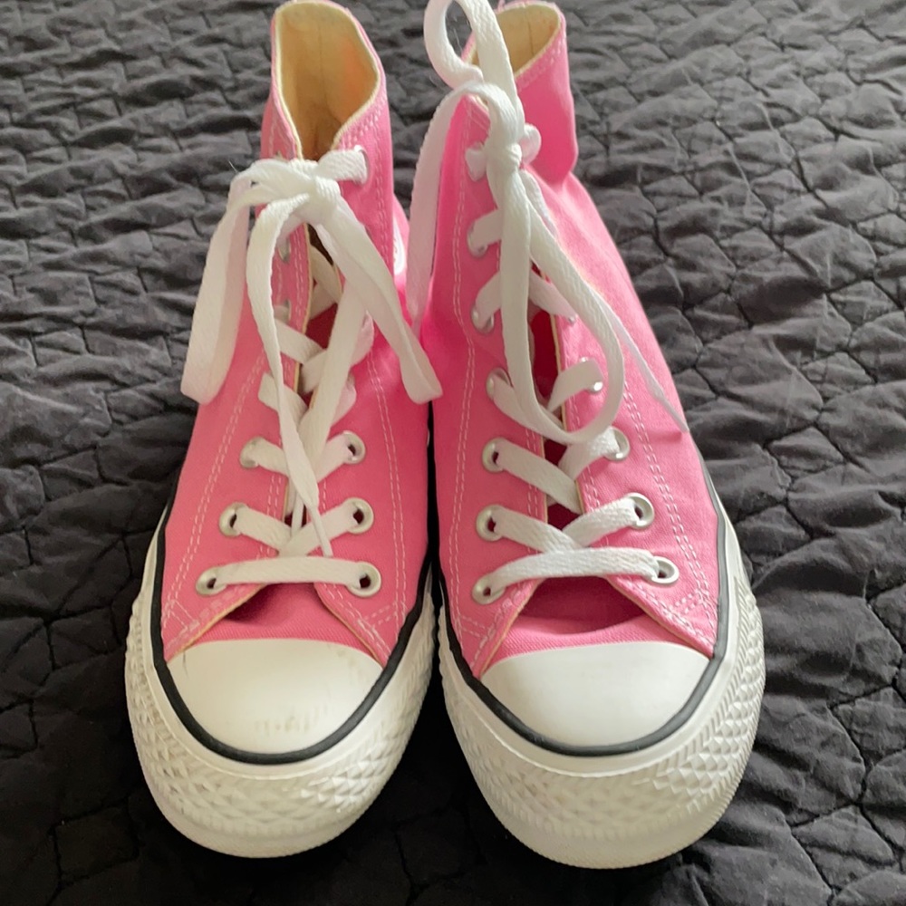 Women’s paying high top converse